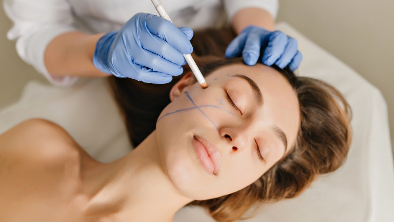 بريطانيا تقترح حصر عمليات التجميل الخطرة على الأطباء والمختصين